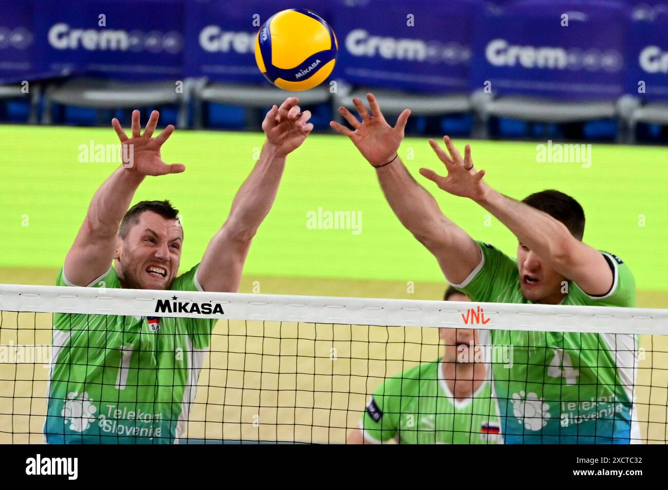 Lubiana, Slovenia. 18 giugno 2024. Lubiana, Slovenia, 18 giugno 2024: Toncek Stern della Slovenia (L) e Jan Kozamernik della Slovenia (R) in azione durante la partita di Lega delle Nazioni di pallavolo maschile FIVB tra Slovenia e Argentina all'Arena Stozice di Lubiana, Slovenia. (Igor Kupljenik/SPP) credito: SPP Sport Press Photo. /Alamy Live News Foto Stock