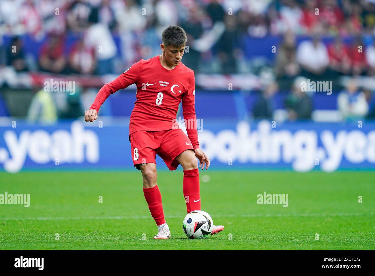 Dortmund, Germania. 18 giugno 2024. Dortmund, Germania, 18 giugno 2024: Arda Guler (8 Turchia) passa la palla durante la partita di calcio del gruppo F di UEFA EURO 2024 tra Turkiye e Georgia al BVB Stadion Dortmund di Dortmund, Germania. (Daniela Porcelli/SPP) credito: SPP Sport Press Photo. /Alamy Live News Foto Stock