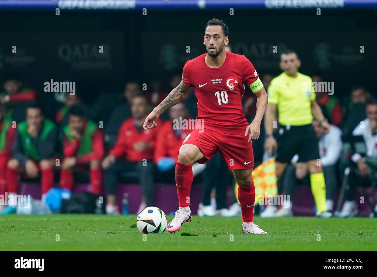 Dortmund, Germania. 18 giugno 2024. Dortmund, Germania, 18 giugno 2024: Hakan Calhanoglu (10 Turchia) controlla la palla durante la partita di calcio del gruppo F di UEFA EURO 2024 tra Turkiye e Georgia al BVB Stadion Dortmund di Dortmund, Germania. (Daniela Porcelli/SPP) credito: SPP Sport Press Photo. /Alamy Live News Foto Stock