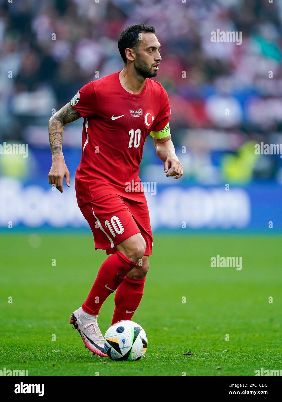 Dortmund, Germania. 18 giugno 2024. Dortmund, Germania, 18 giugno 2024: Hakan Calhanoglu (10 Turchia) controlla la palla durante la partita di calcio del gruppo F di UEFA EURO 2024 tra Turkiye e Georgia al BVB Stadion Dortmund di Dortmund, Germania. (Daniela Porcelli/SPP) credito: SPP Sport Press Photo. /Alamy Live News Foto Stock