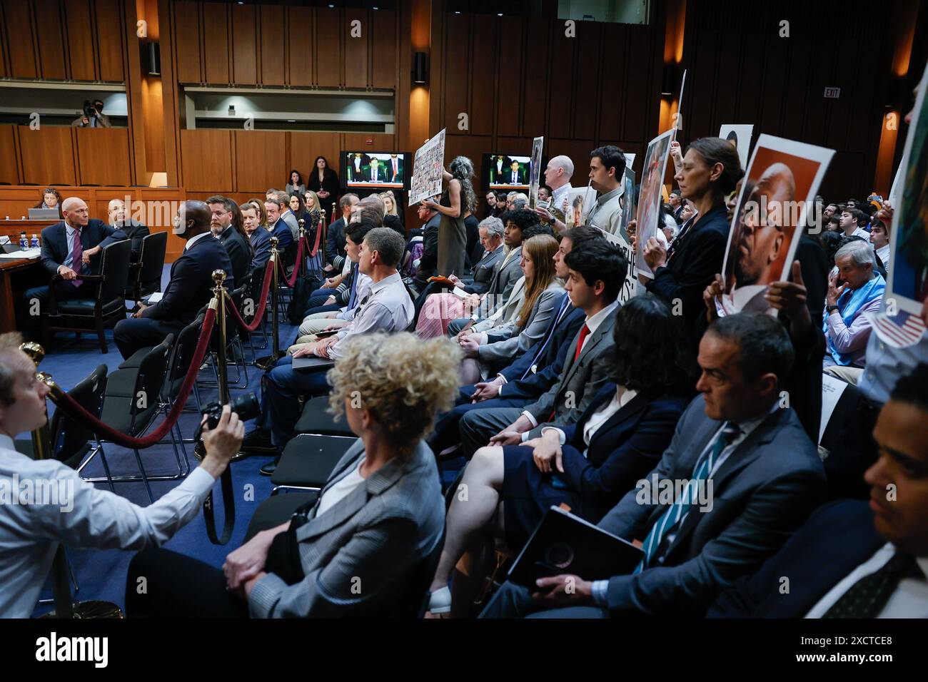 Washington, DC, Stati Uniti. 18 giugno 2024. L'amministratore delegato della Boeing Dave Calhoun si rivolge ai familiari delle vittime degli incidenti di Boeing Max 8 mentre tengono le foto dei loro cari davanti al Senato sicurezza interna e affari governativi - sottocomitato per le indagini all'Hart Senate Office Building martedì 18 giugno, 2024 su Capitol Hill. Foto di Jemal Countess/UPI credito: UPI/Alamy Live News Foto Stock