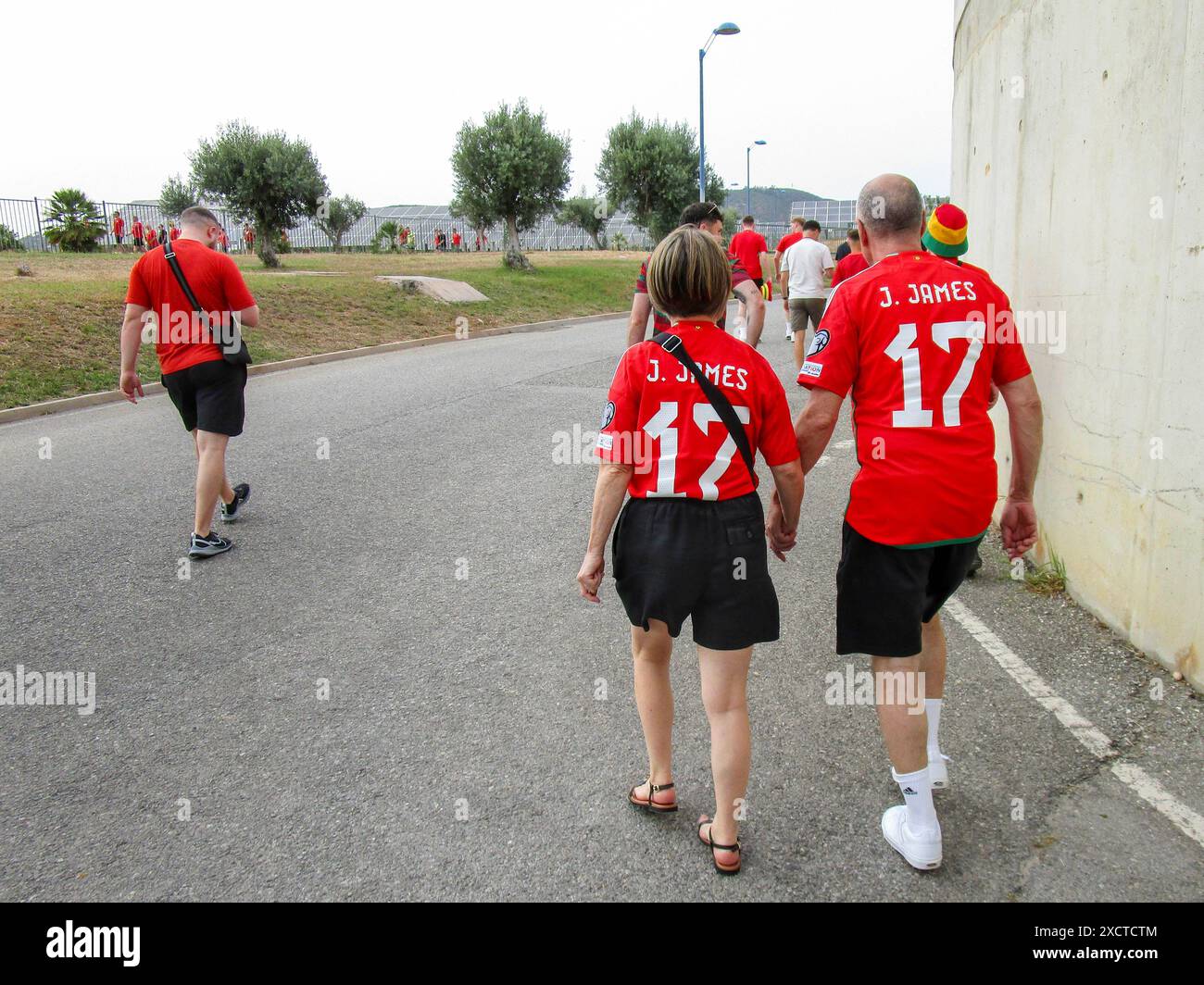 Tifosi gallesi fuori dall'Estadio Algarve a Faro, Portogallo, il 6 giugno 2024. Foto Stock