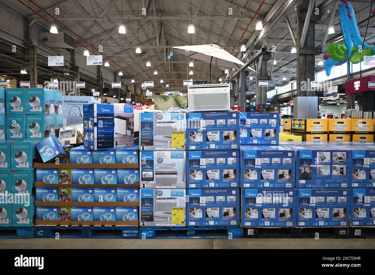 New York, Stati Uniti. 18 giugno 2024. Pile di condizionatori d'aria in vendita all'interno di un negozio Costco nel quartiere Queens di New York City, New York, 18 giugno 2024. New York è sotto un allarme di calore estremo mentre il governatore Kathy Hochul attiva la Guardia Nazionale per assistere nelle emergenze legate al calore; sembra che le temperature raggiungano i 100 gradi. (Foto di Anthony Behar/Sipa USA) credito: SIPA USA/Alamy Live News Foto Stock