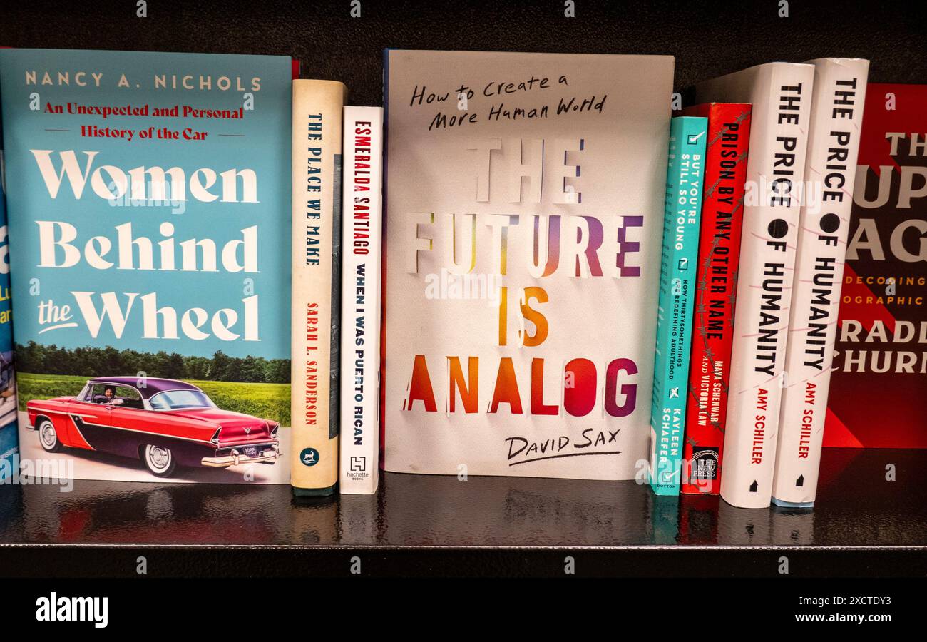 Barnes & Noble Booksellers sulla Fifth Avenue a New York City ha una vasta selezione di libri, riviste, musica e giochi. STATI UNITI 2024 Foto Stock