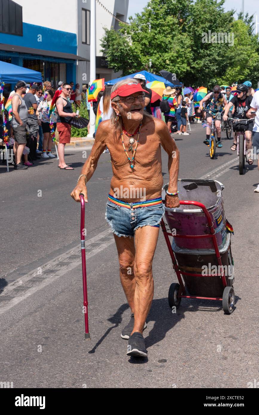 L'icona locale Don Schrader, indossa solo pantaloncini jean blu, pelle marrone pelli, anni '80, Walks in Pride Parade 2024, Albuquerque, New Mexico USA. Foto Stock