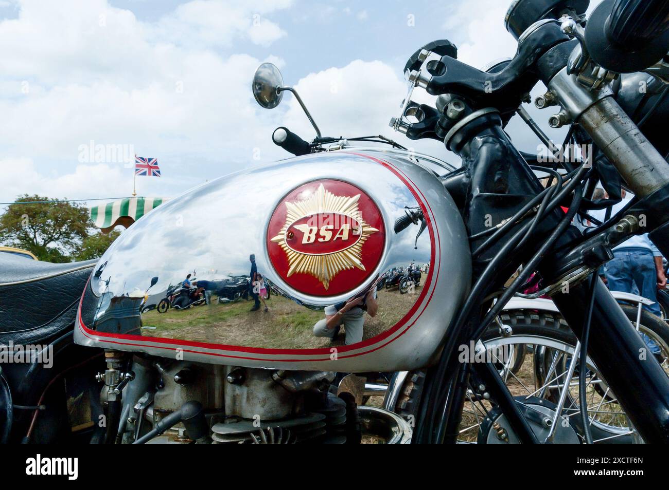 Un logo BSA sul serbatoio carburante di una motocicletta BSA in occasione di un classico salone di motori Foto Stock