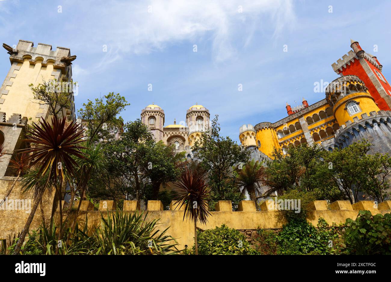 Il colorato Palácio da pena, famoso palazzo e una delle sette meraviglie del Portogallo Foto Stock