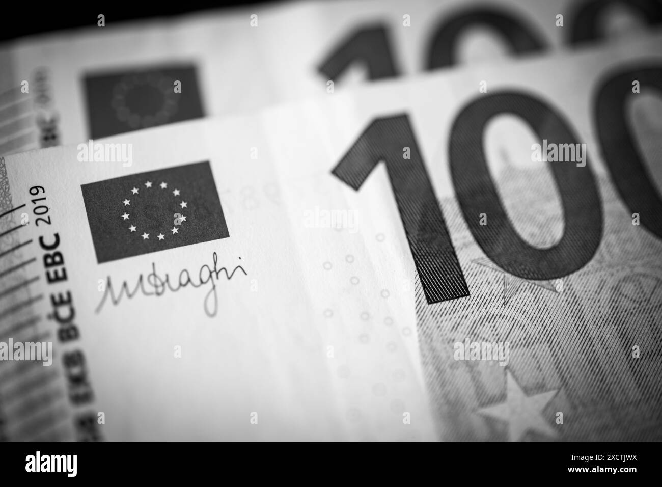 Primo piano delle banconote in euro con firma e simbolo dell'euro, Focus su 100 Euro Note, economia dell'ue, zona euro, valuta dell'ue, bilancio dell'ue Foto Stock
