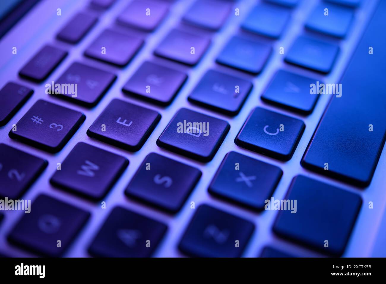 Tastiera moderna che mette in evidenza i tasti per la cybersicurezza, l'hacking, il malware, lo spyware e le operazioni informatiche, sottolineando i componenti critici per la cyber difesa Foto Stock