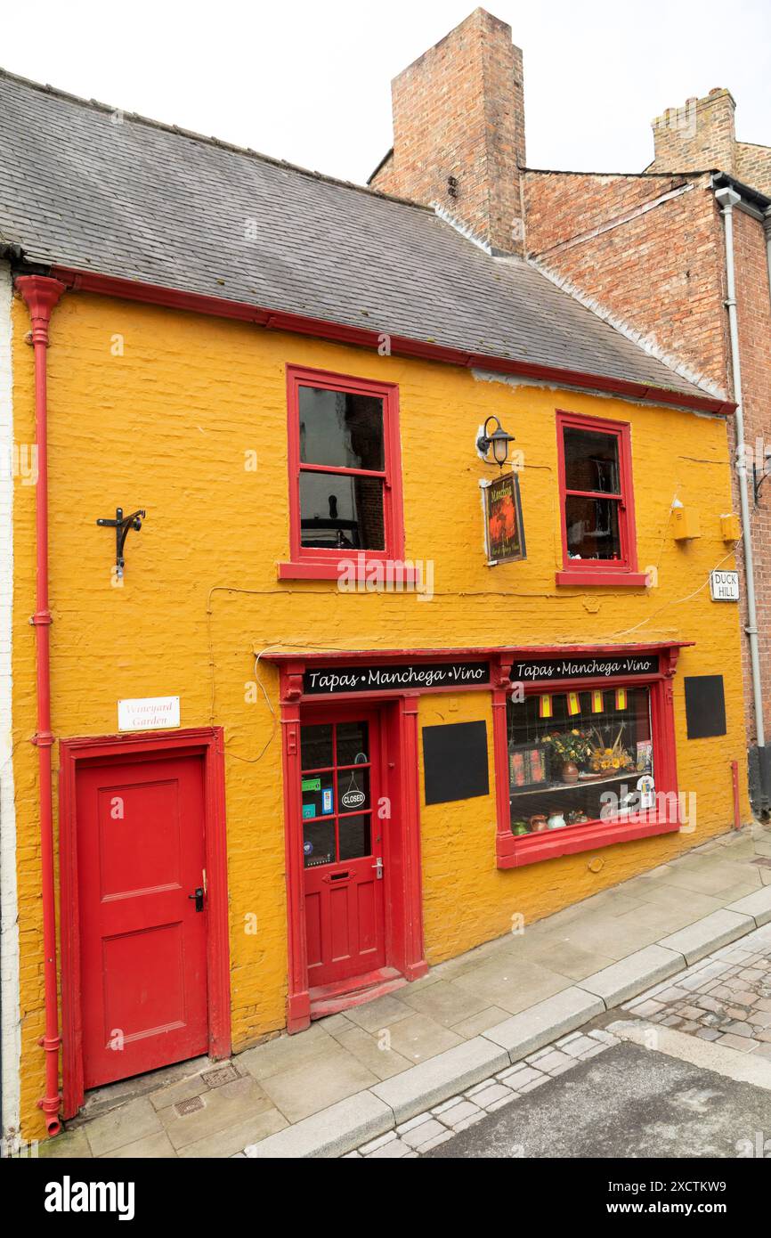 Facciata del tapas bar Manchega nella città di Ripon, North Yorkshire. I locali sono su Duck Hill. Foto Stock