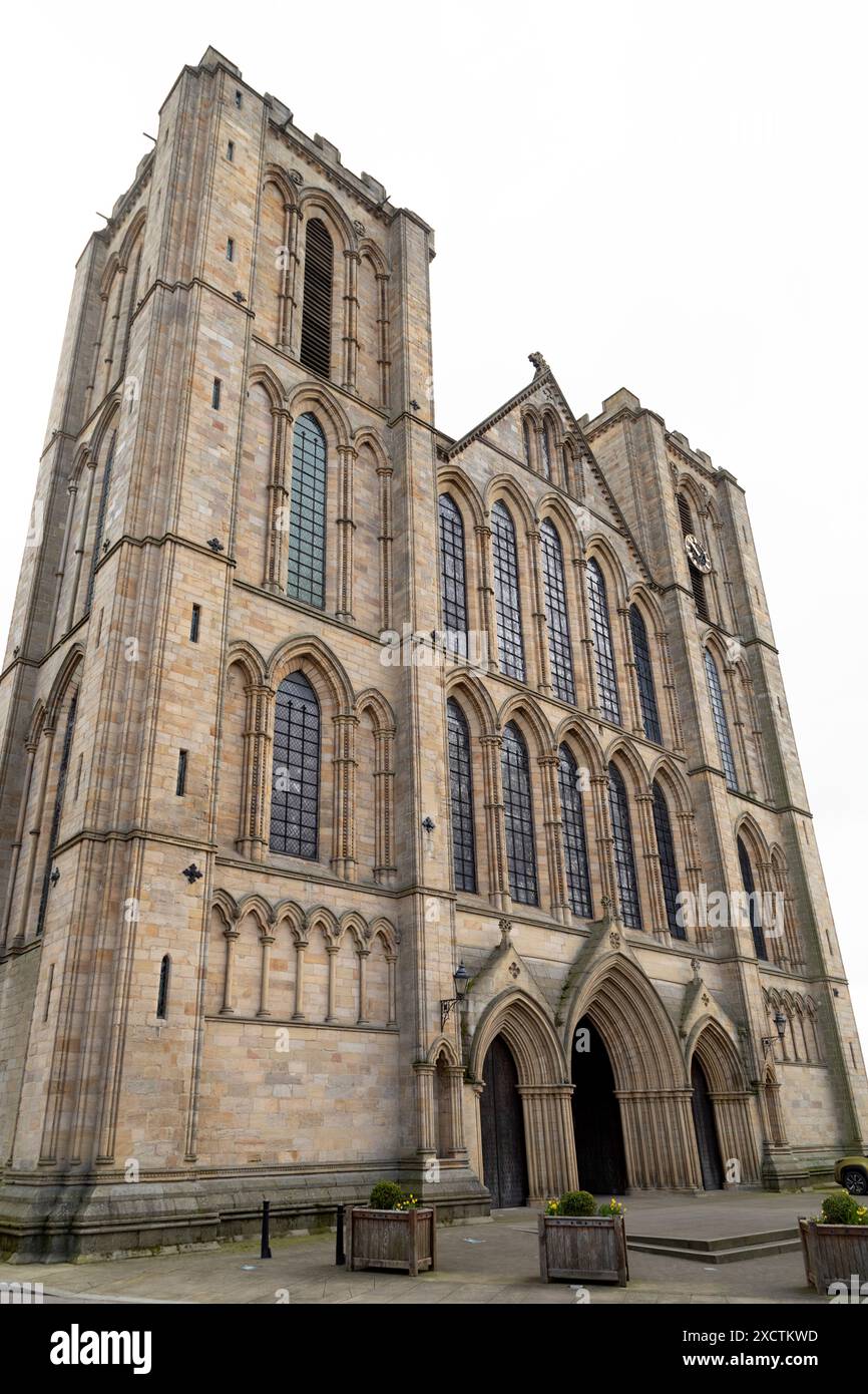 Facciata della Cattedrale di Ripon nel North Yorkshire, Inghilterra. La cripta anglosassone risale al 672 d.C. in un luogo di culto noto ufficialmente come cattedrale Foto Stock