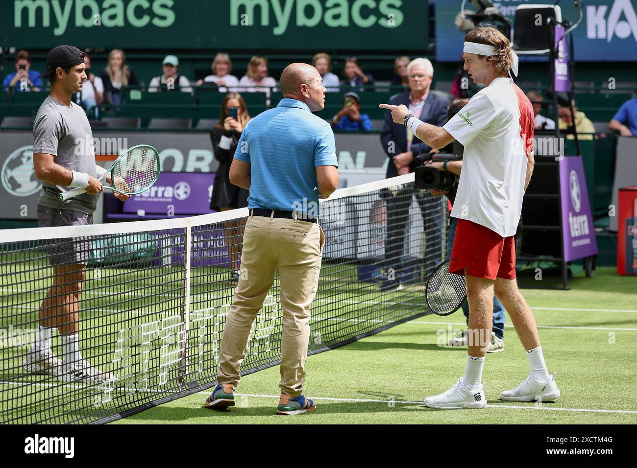 Halle Westf, Westfalen, Deutschland. 18 giugno 2024. Marcos Giron (USA), J. Pinoargote - Chair Umpire, Andrey Rublev servono durante il 31. TERRA WORTMANN OPEN, ATP500 - Mens Tennis (immagine di credito: © Mathias Schulz/ZUMA Press Wire) SOLO PER USO EDITORIALE! Non per USO commerciale! Foto Stock