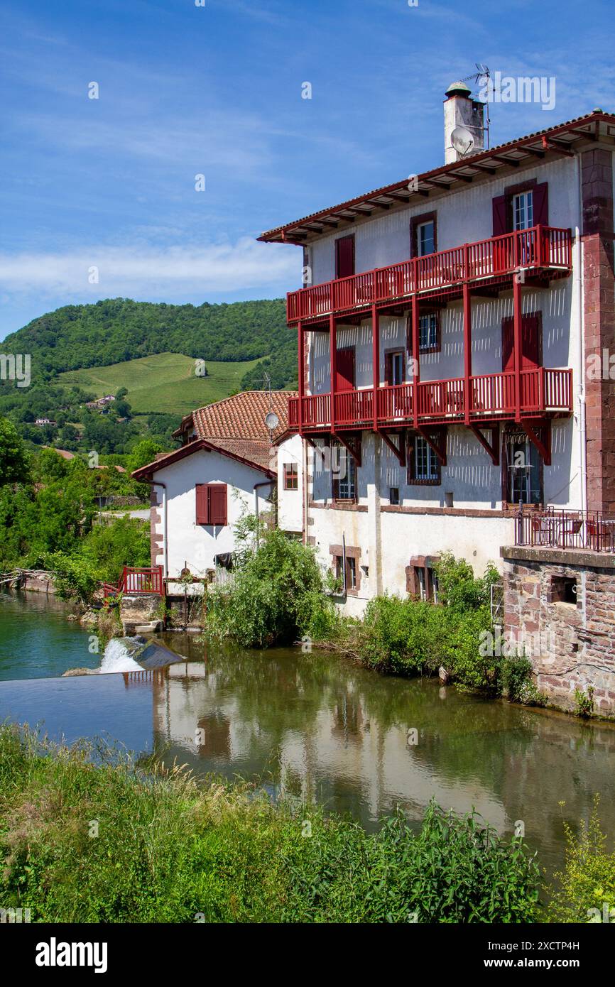 Il fiume Nive scorre attraverso la città francese di Saint-Jean-Pied-de-Port, l'inizio tradizionale del cammino di Santiago, la via di San Giacomo Foto Stock