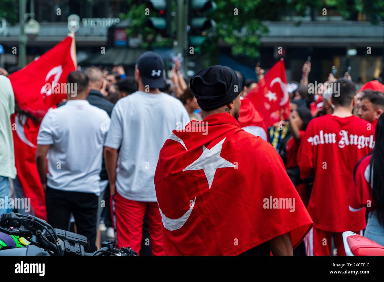 Berlino Germania 18 giugno 2024: I tifosi turchi festeggiano la vittoria sulla Georgia a EURO2024. Foto Stock