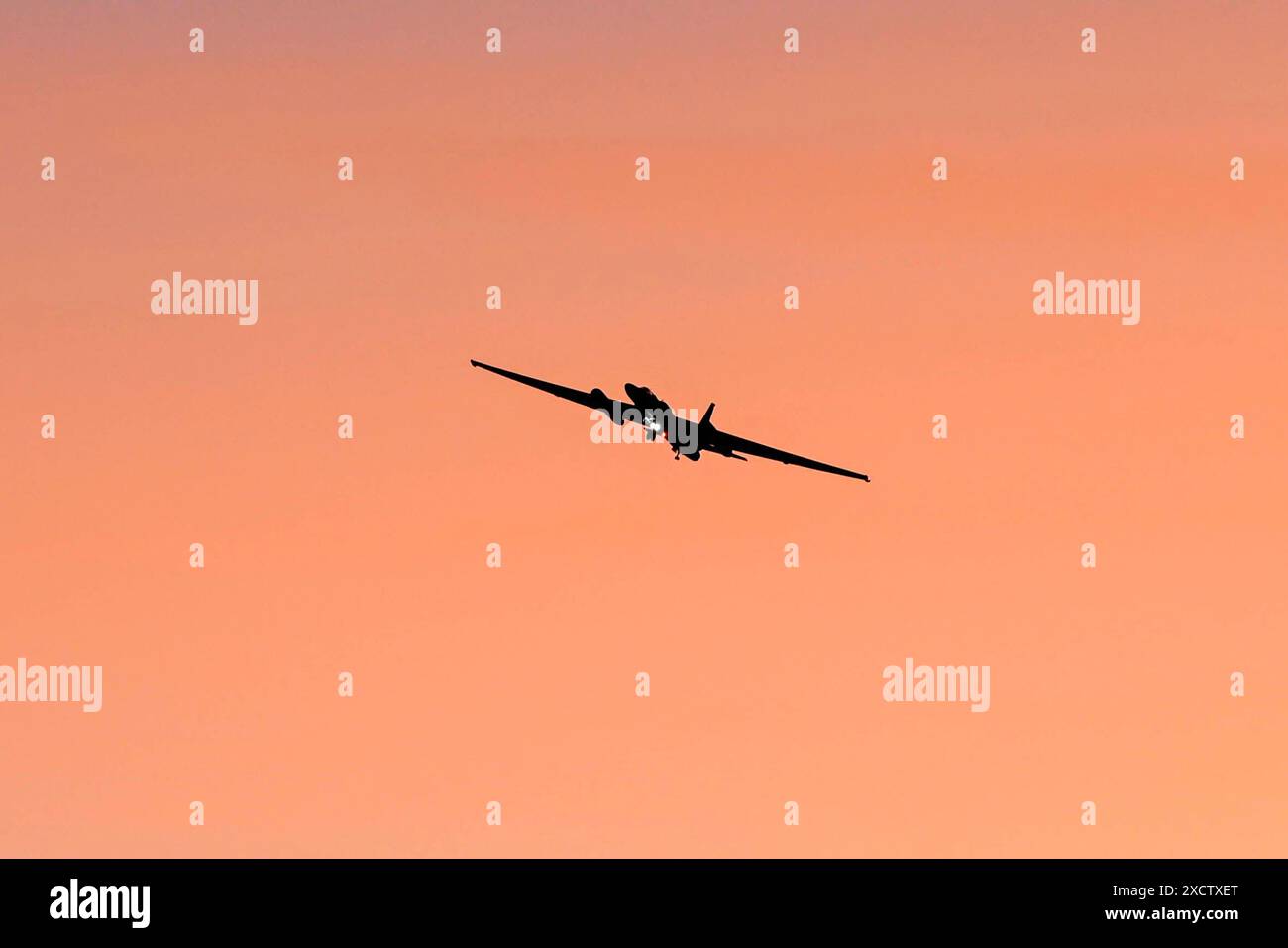 3 giugno 2024 - Beale Air Force base, California, USA - Una US Air Force 99th Reconnaissance Squadron U-2 Dragon Lady esegue touch-and-go durante il tramonto alla Beale Air Force base, California, 3 giugno 2024. L'U-2 è un aereo da ricognizione e sorveglianza ad alta quota/vicino spazio in grado di volare ad altitudini superiori a 70.000 piedi, richiedendo ai piloti di indossare una tuta a pressione ad alta latitudine simile agli astronauti della NASA. (Credit Image: © U.S. Air Force/ZUMA Press Wire) SOLO PER USO EDITORIALE! Non per USO commerciale! Foto Stock