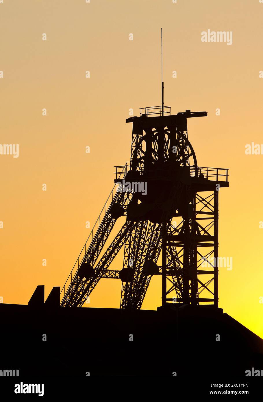 Tomson Bock Pithead all’alba, ex miniera di Gneisenau, Germania, Renania settentrionale-Vestfalia, zona della Ruhr, Dortmund Foto Stock