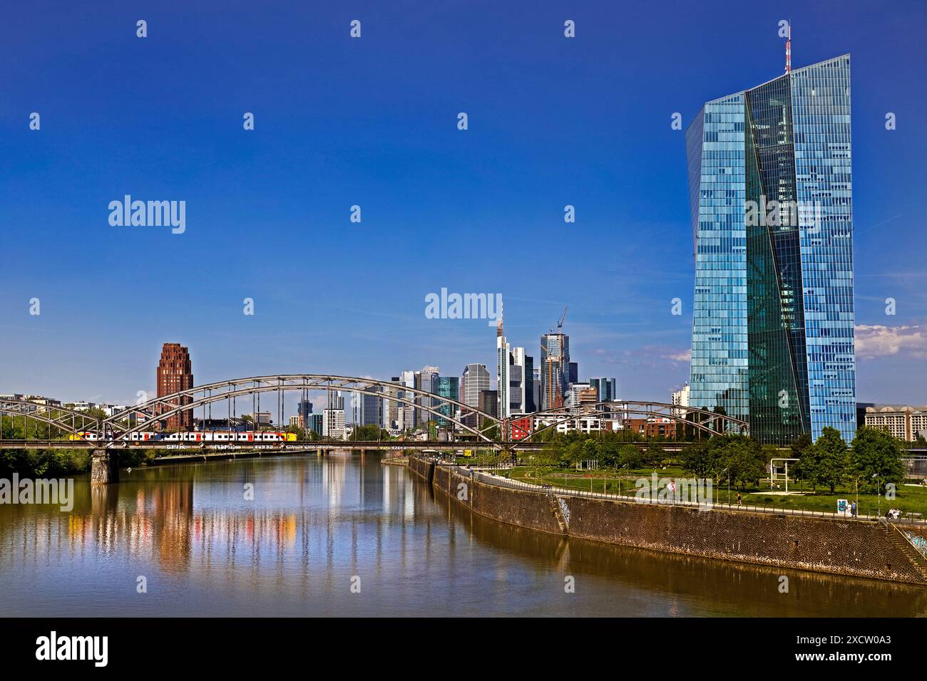 Sede della Banca centrale europea, sede centrale della BCE con il fiume meno e lo skyline di Francoforte sul meno, Germania, Assia, Francoforte sul meno Foto Stock