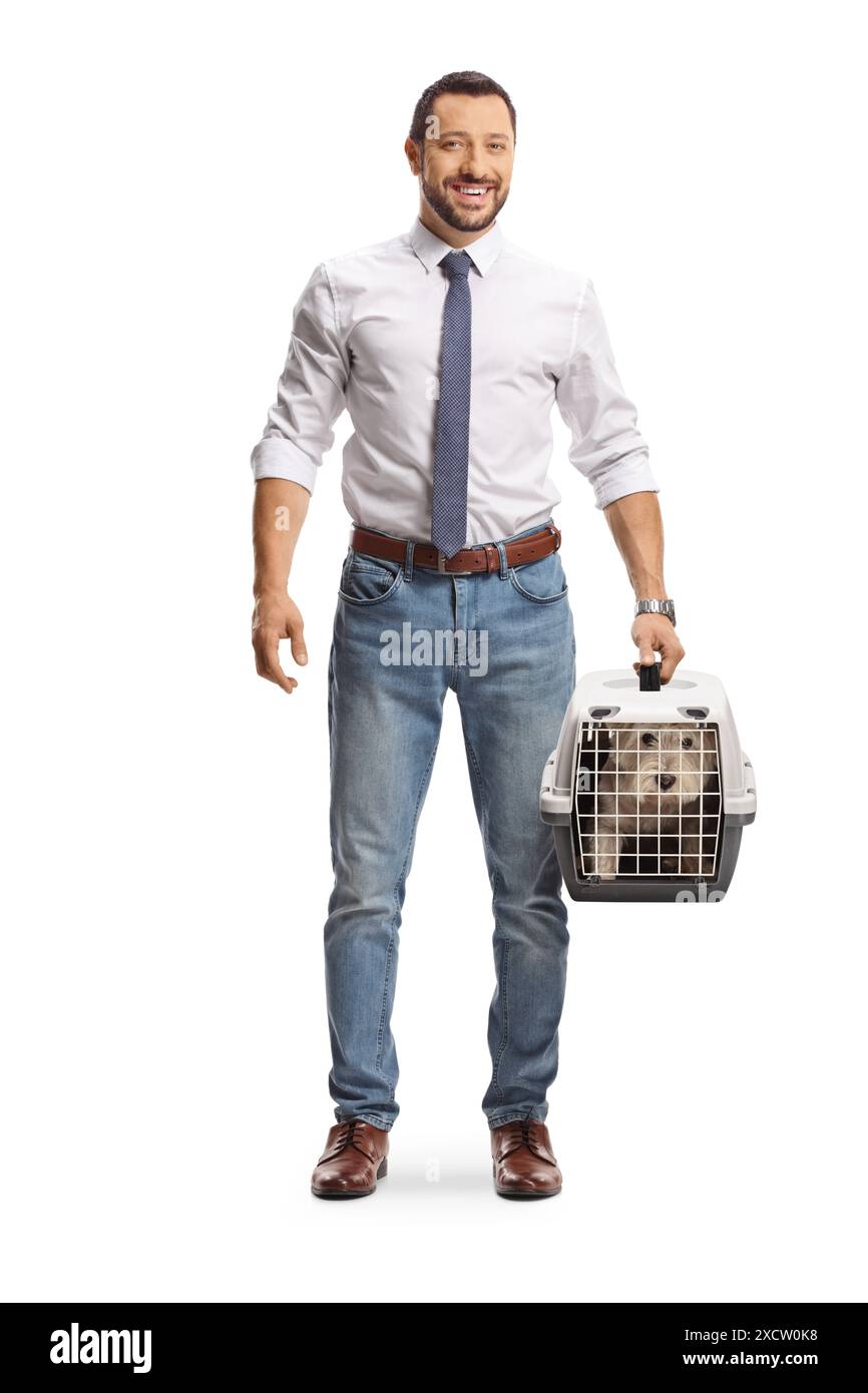 Uomo che tiene in mano un trasportino per animali con un cane westie isolato su sfondo bianco Foto Stock