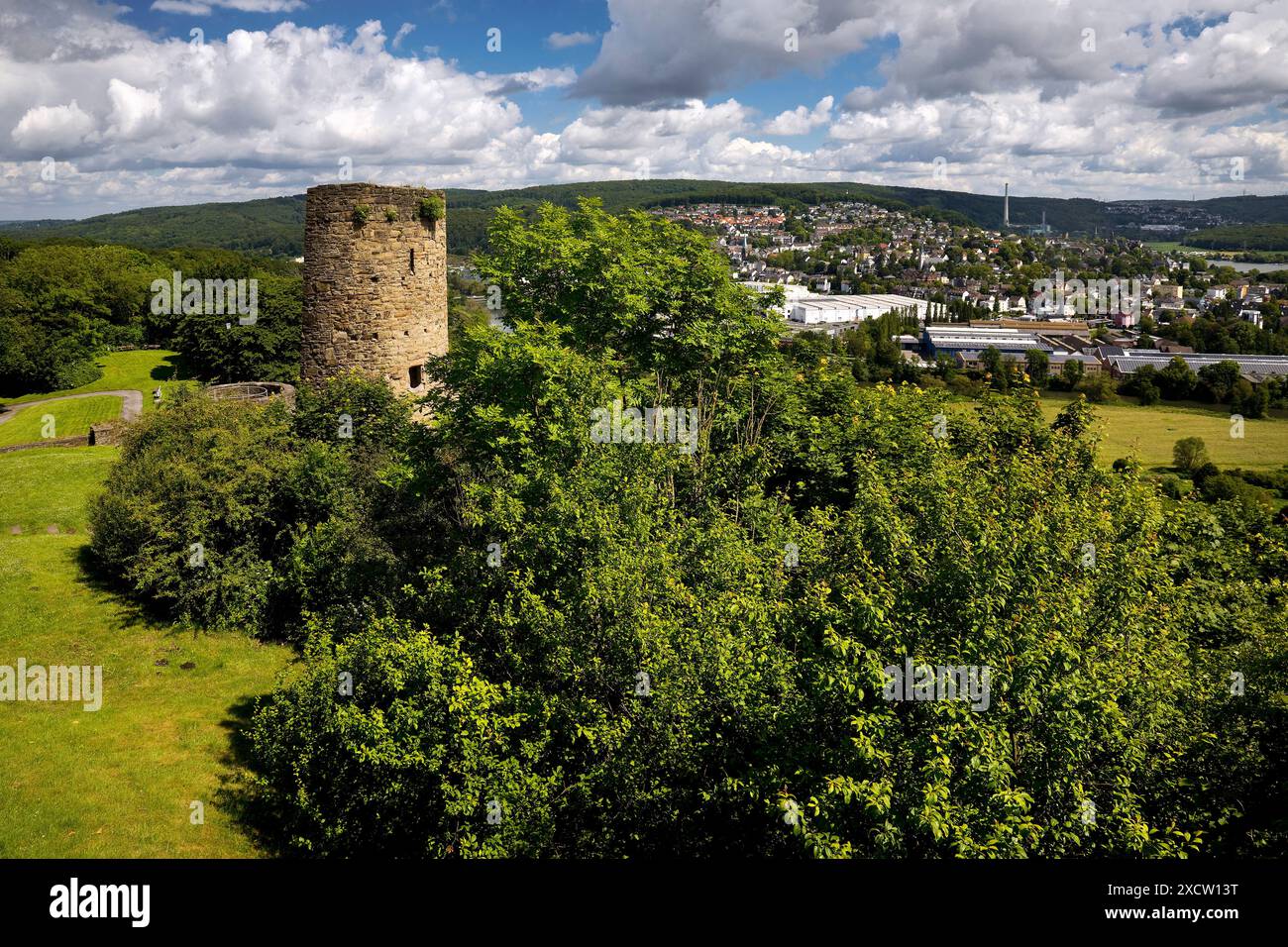 Castello di Volmarstein, le rovine di un castello in cima a una collina con vista sul distretto di Alt-Wetter, Germania, Renania settentrionale-Vestfalia, area della Ruhr, Wetter/Ruhr Foto Stock