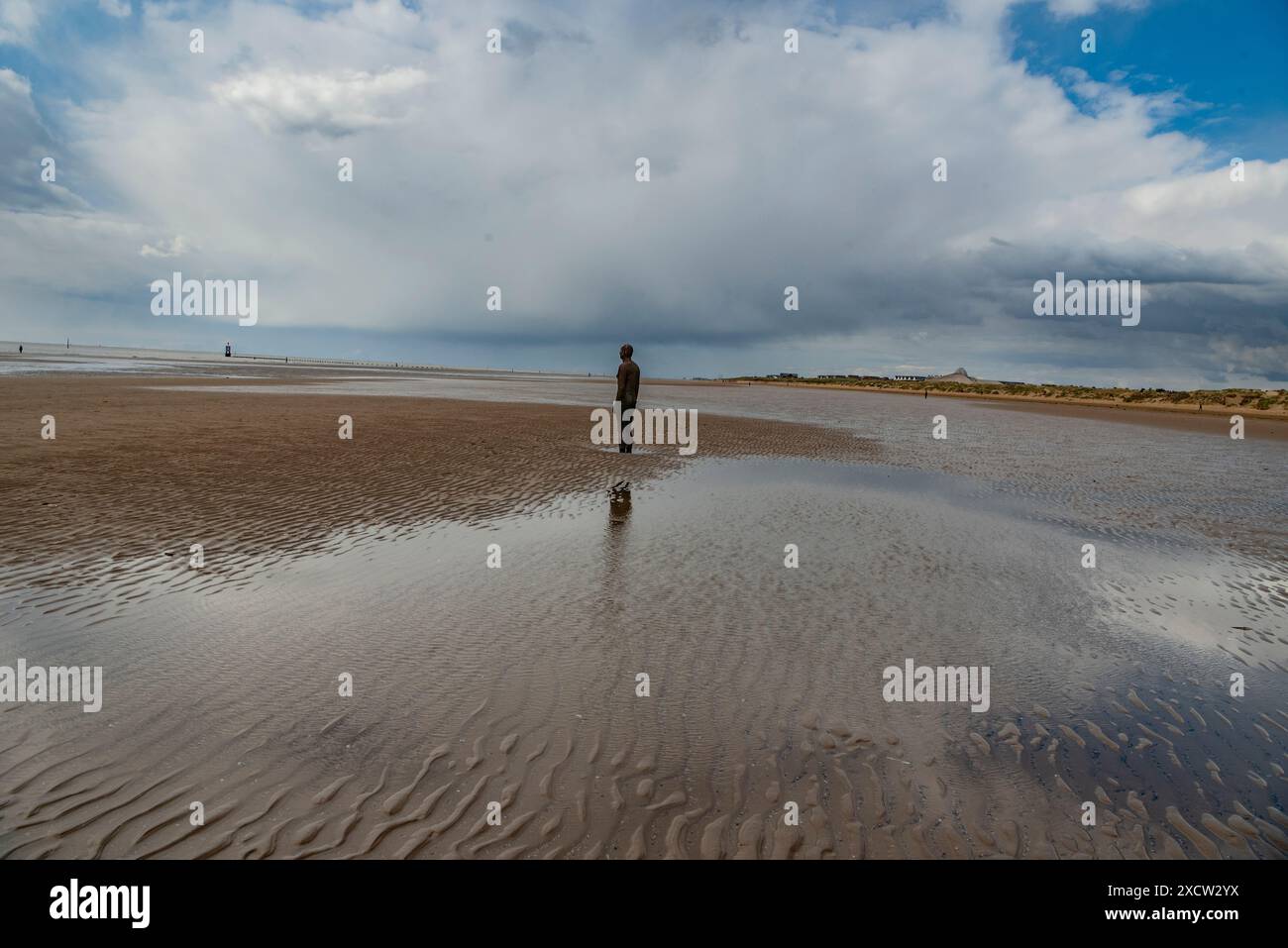 Un altro luogo di Antony Gormley è costituito da 100 figure in ghisa a grandezza naturale sparse per tre chilometri sulla Crosby Beach, sulla costa di Sefton. Foto Stock