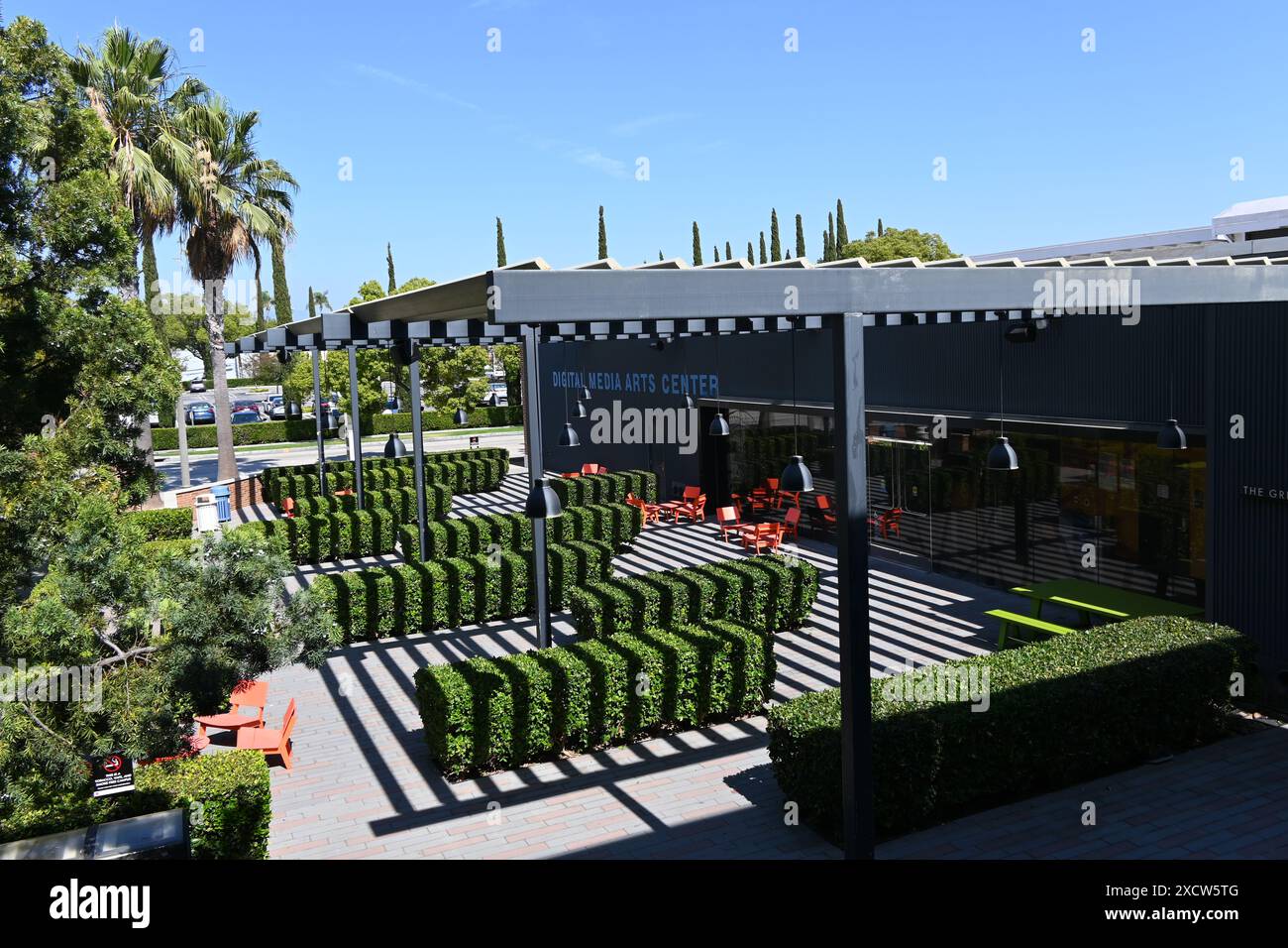 ORANGE, CALIFORNIA - 10 GIUGNO 2024: Edificio del Digital Media Arts Center, parte del campus del Chapman College. Foto Stock