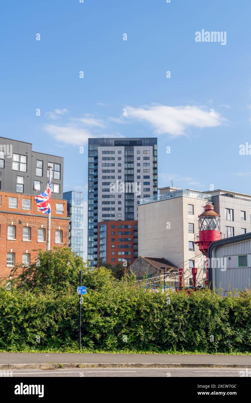 Southampton - vista da Saltmarsh Rd verso Albert Road S e Moresby Towers, con la nave panoramica Calshot spit sulla destra, Hampshire, Inghilterra, Regno Unito Foto Stock