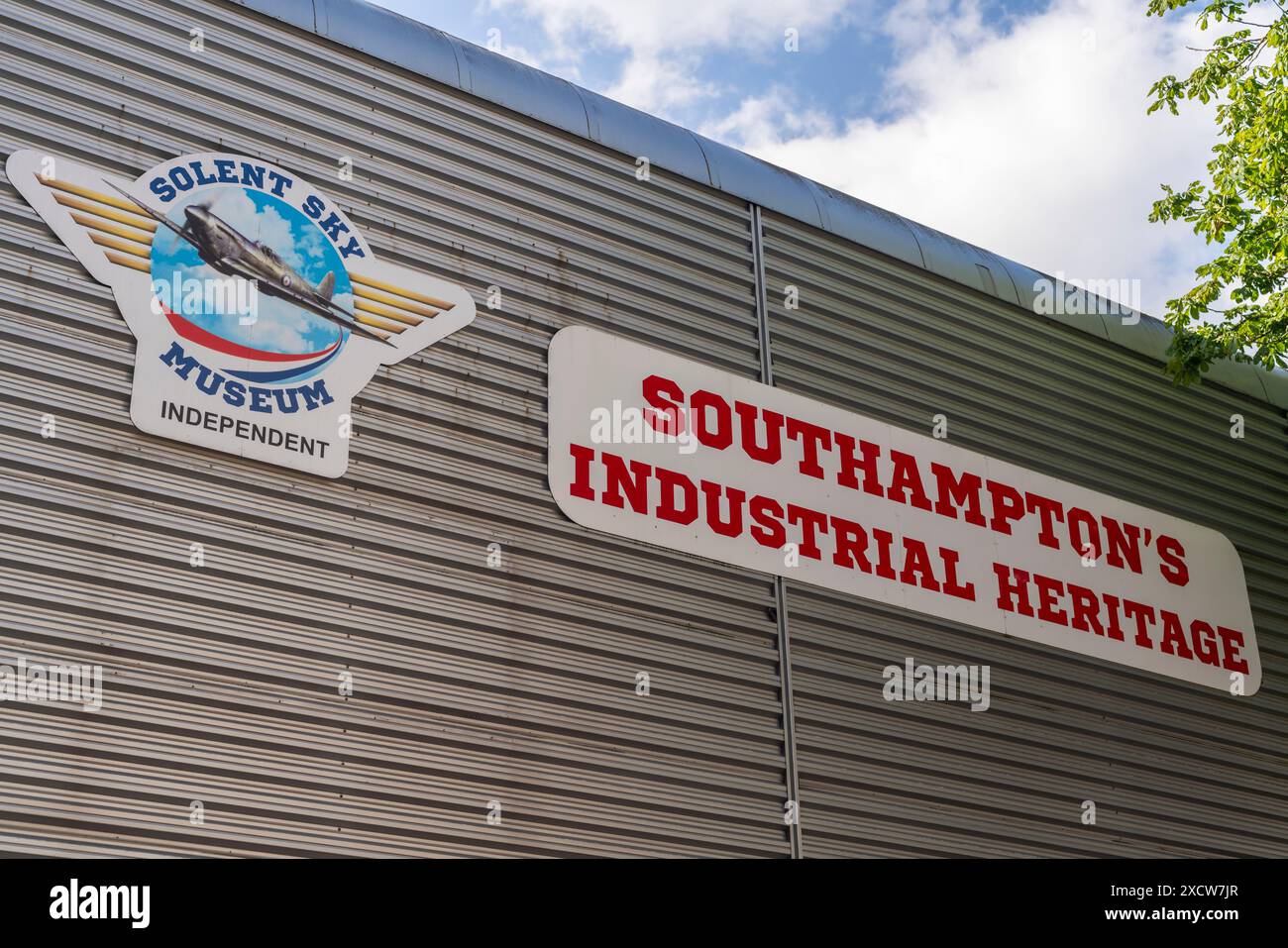 Cartello del museo Solent Sky sulla facciata del museo indipendente - Southampton's Industrial Heritage, Southampton, Hampshire, Inghilterra, Regno Unito Foto Stock