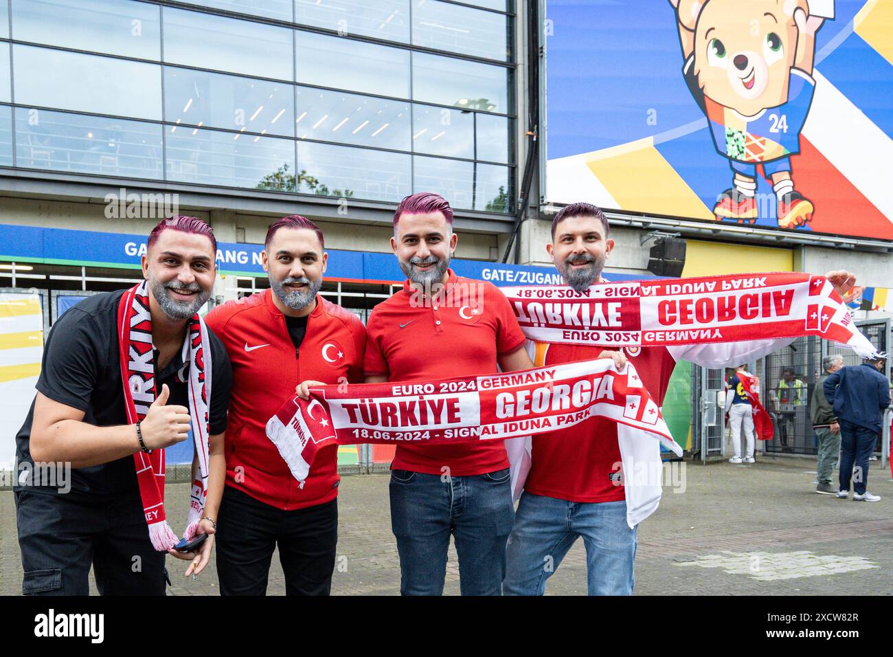 Dortmund, Germania. 18 giugno 2024. Dortmund, Germania, 18 giugno 2024: Tifosi di Turkiye davanti allo stadio prima della partita di calcio del gruppo F di UEFA EURO 2024 tra Turkiye e Georgia al BVB Stadion Dortmund di Dortmund, Germania. (Daniela Porcelli/SPP) credito: SPP Sport Press Photo. /Alamy Live News Foto Stock