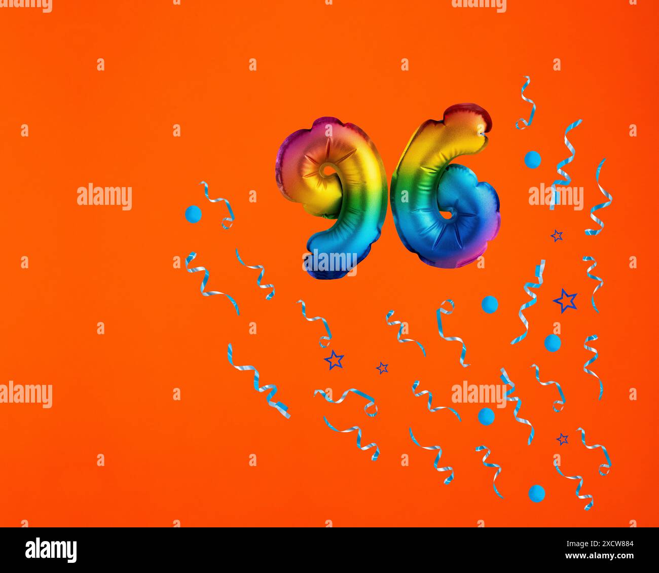 Palloncino multicolore numero 96 - esplosione Confetti su sfondo arancione. Biglietto di compleanno Foto Stock
