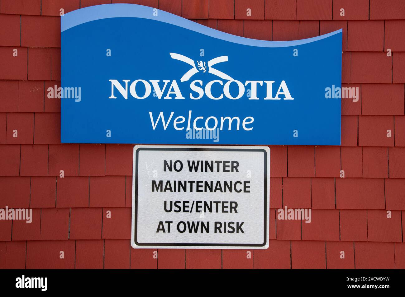 Benvenuto in nuova Scozia e nessun cartello di manutenzione invernale presso il centro informazioni turistiche di Peggy's Cove, nuova Scozia, Canada Foto Stock