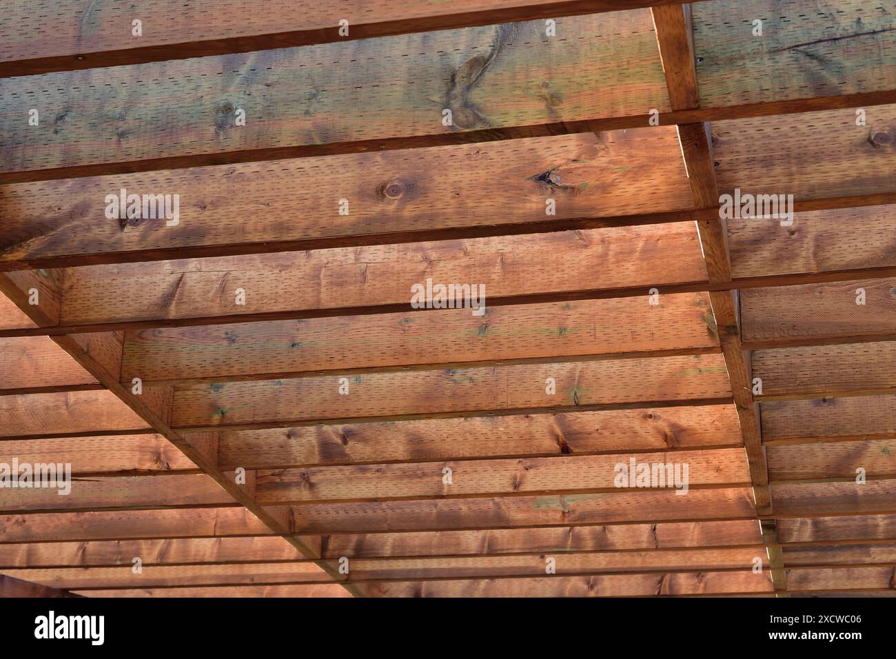 Forma geometrica realizzata in legno marrone. Struttura in legno. Foto Stock