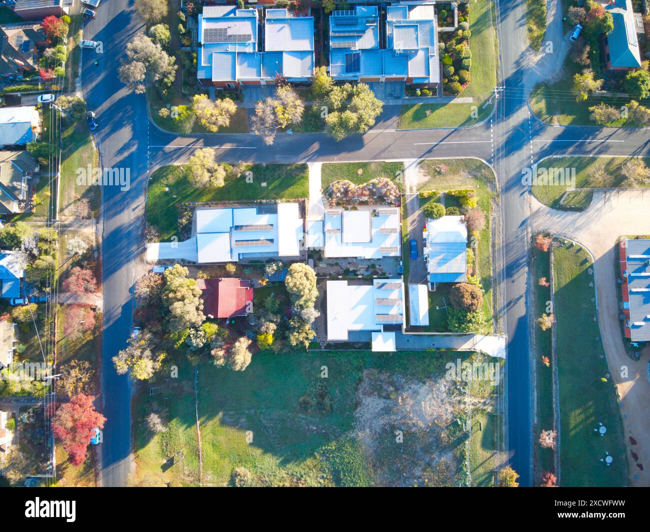 Case sulla strada dall'alto che mostrano colori vivaci nella piccola città australiana, Castlemaine, Victoria. Foto Stock