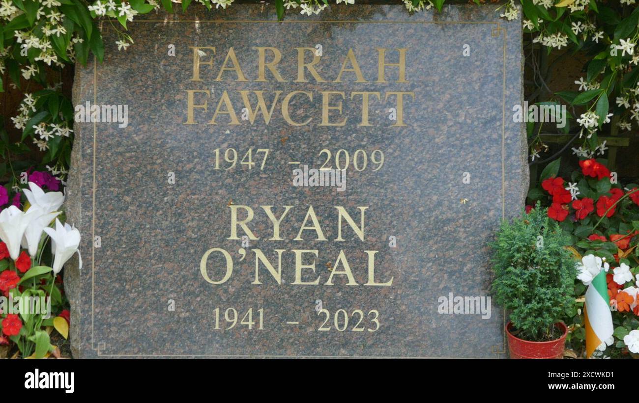 Los Angeles, California, USA 18 giugno 2024 l'attrice Farrah Fawcett e l'attore Ryan OÕNeal Graves al Pierce Brothers Westwood Village Memorial Park il 18 giugno 2024 a Los Angeles, California, USA. Foto di Barry King/Alamy Stock Photo Foto Stock