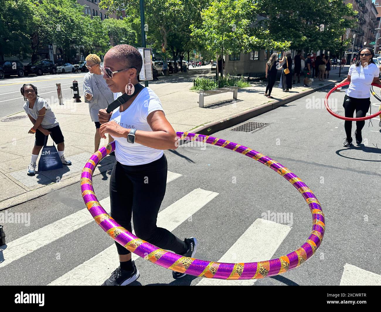 New York, N.Y. - 15 giugno 2024: Partecipanti alla 31a edizione annuale della Harlem Juneteenth Celebration Parade, organizzata da Masjid Malcom Shabazz. Juneteenth è una festa federale che commercializza la fine della schiavitù negli Stati Uniti il 19 giugno 1865, quando il maggior generale Gordon Granger ordinò l'applicazione definitiva del proclama di emancipazione in Texas alla fine della guerra civile americana. Foto Stock