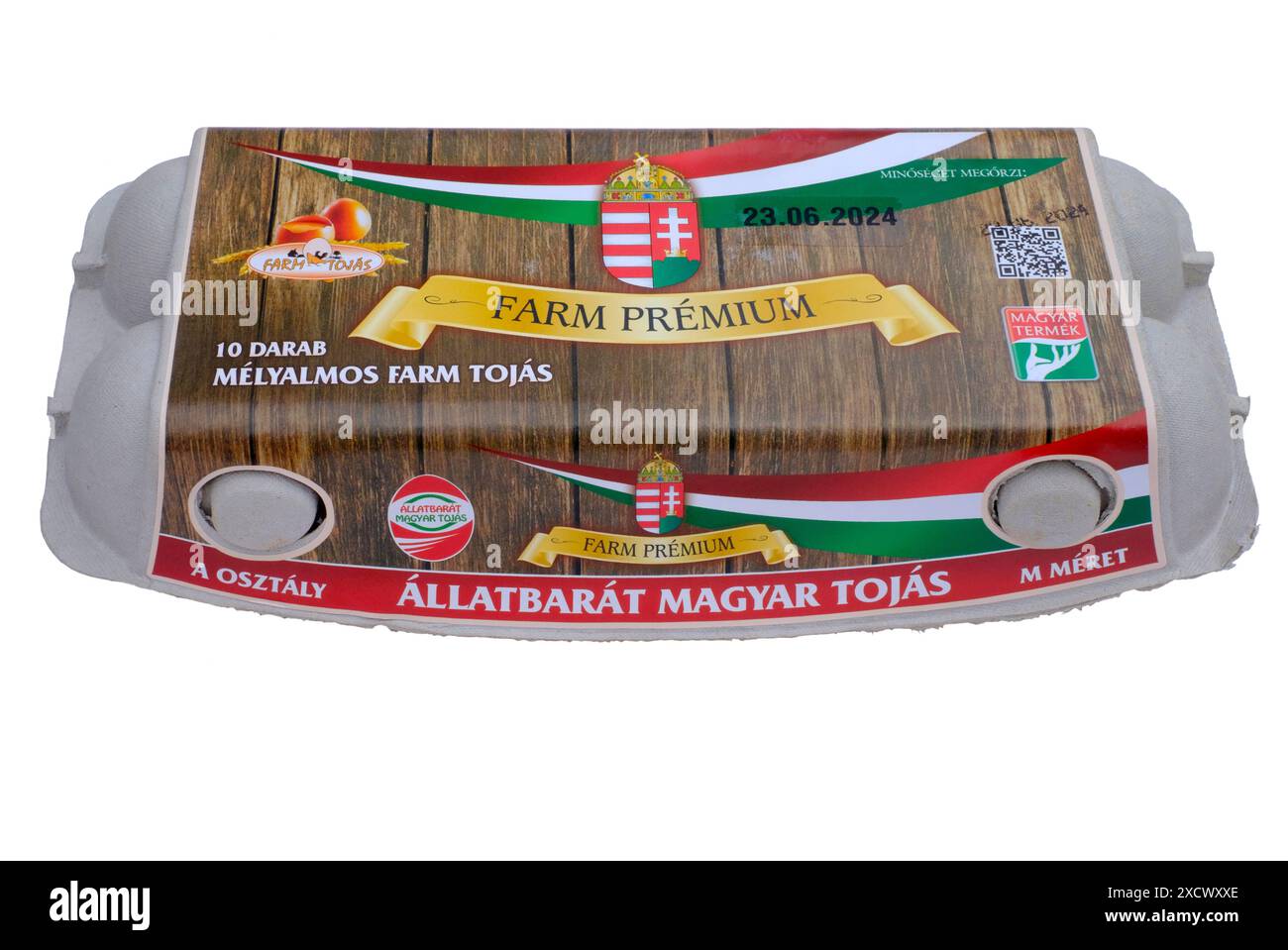 scatola ungherese chiusa di dieci uova premium tagliate su sfondo bianco Foto Stock