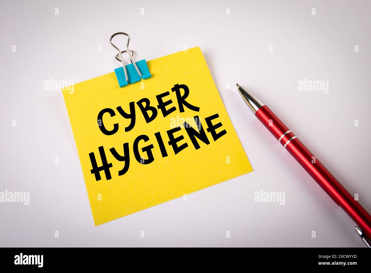 Cyber Hygiene. Blocco note e penna gialli su un tavolo da ufficio bianco. Foto Stock
