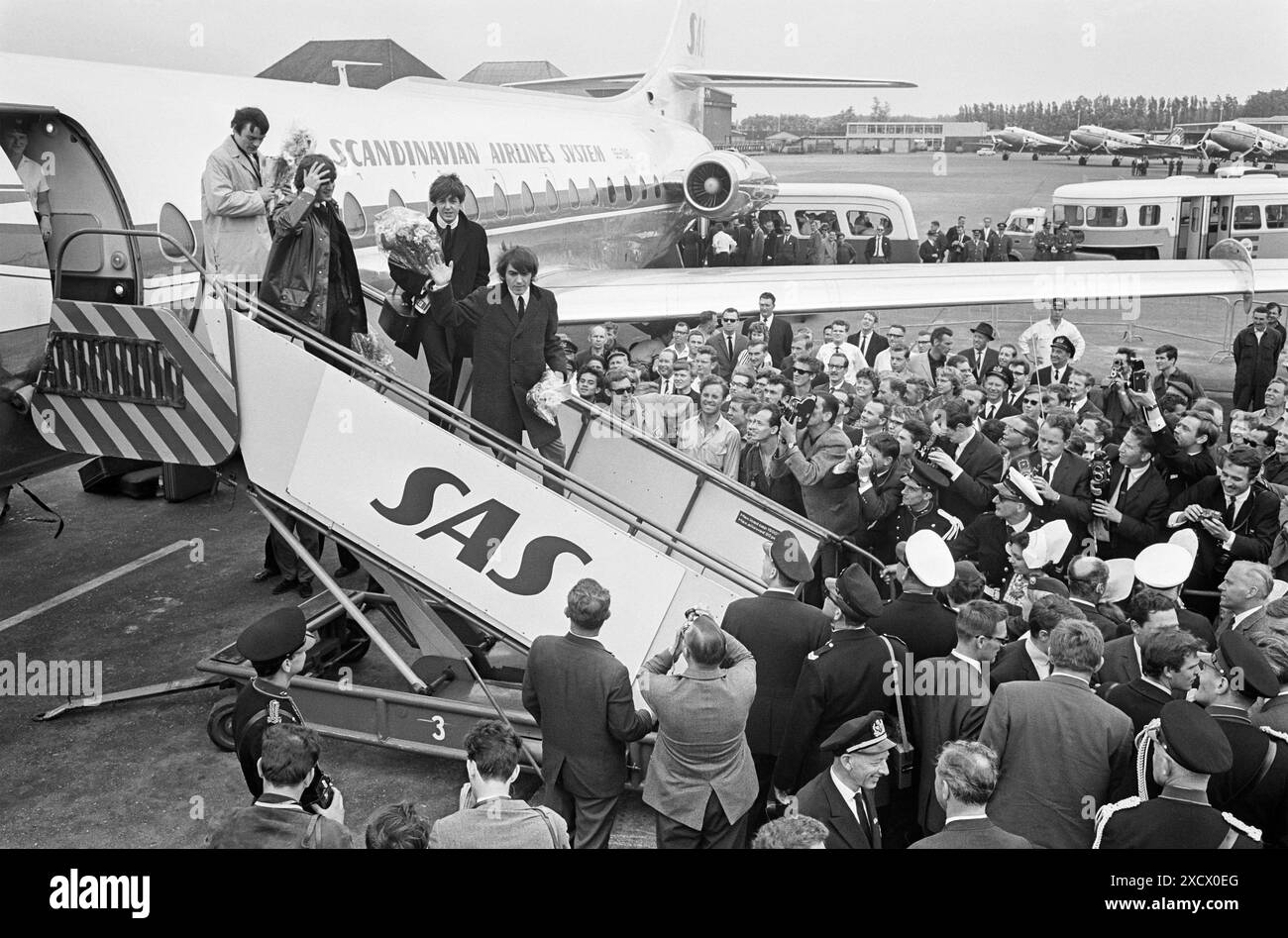 I Beatles arrivano all'aeroporto Schiphol di Amsterdam, nell'Olanda settentrionale, il 5 giugno 1964. Foto Stock