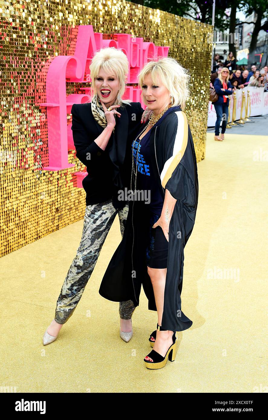Foto del file datata 29/06/16, di Joanna Lumley (a sinistra) e Jennifer Saunders alla prima mondiale di Absolutely Fabulous The Movie tenutasi presso l'Odeon Cinema di Leicester Square, Londra. Le star della classica sitcom britannica assolutamente favolosa si si riuniranno per la prima volta dal 2016 per uno speciale unico. Data di pubblicazione: Mercoledì 19 giugno 2024. Foto Stock
