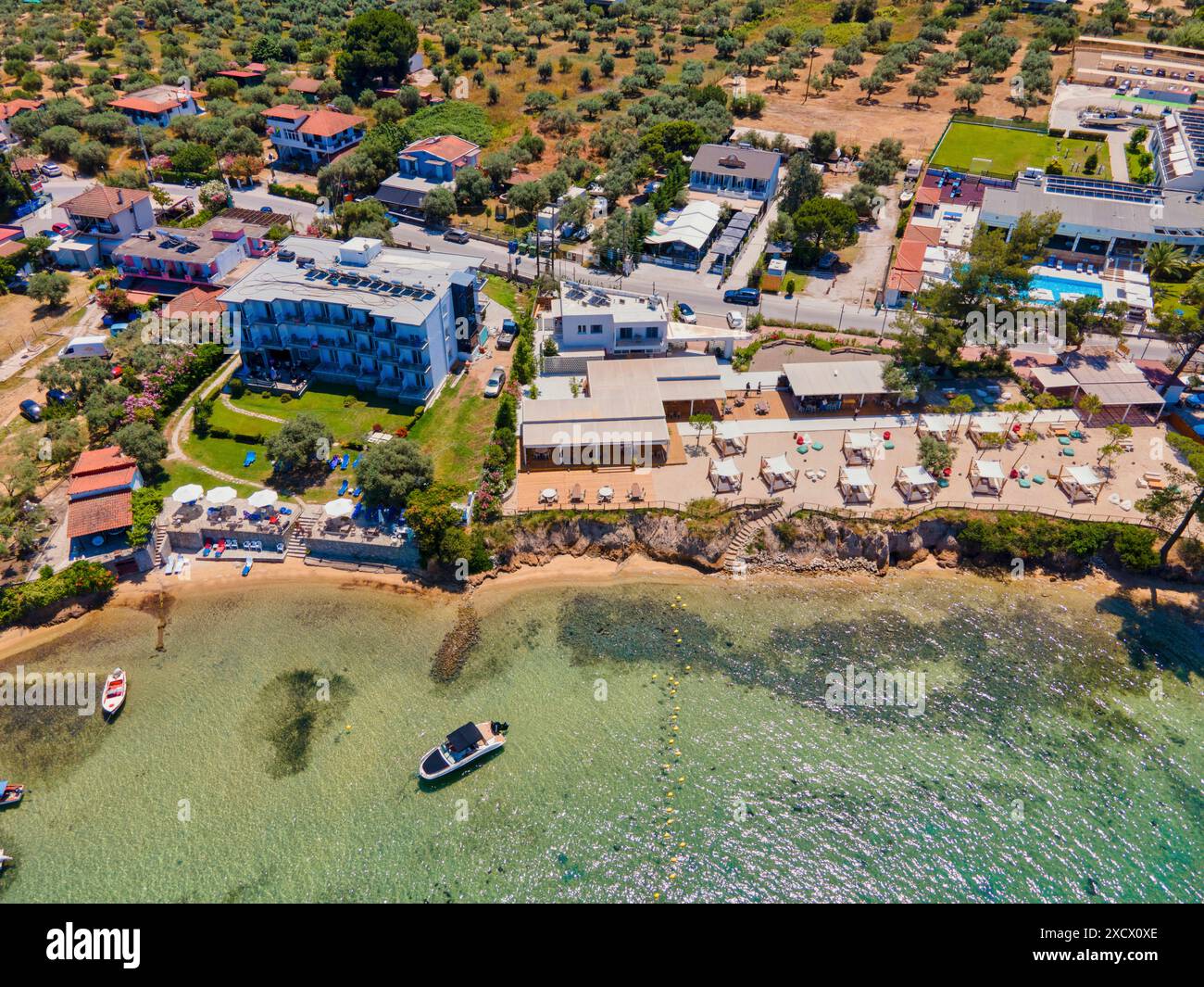 Riprese aeree con hotel e appartamenti estivi a Vourvourou, Calcidica, Grecia Foto Stock