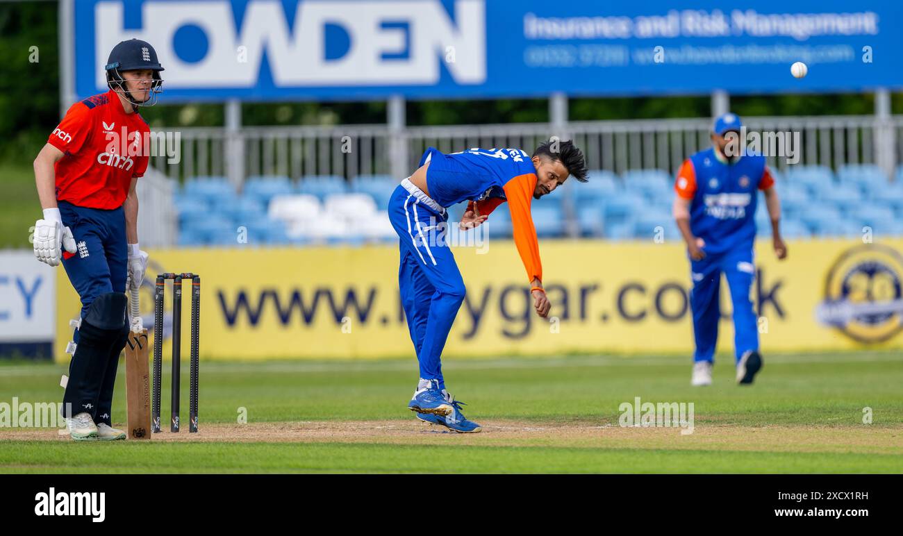 Vivek Kumar bowling per l'India nella England Deaf Cricket Summer Series. Foto Stock