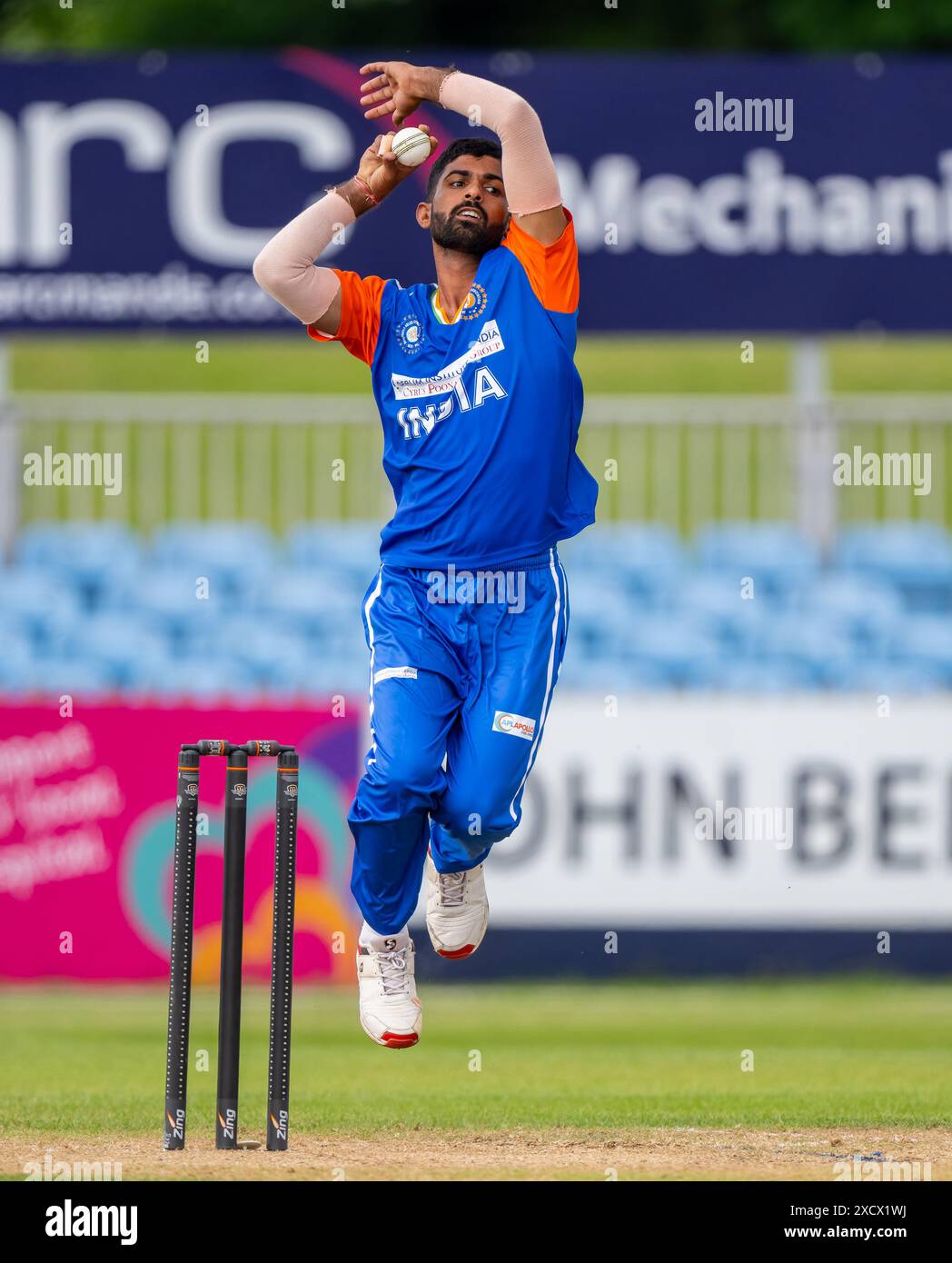Sanju Sharma bowling per l'India nella English Deaf Cricket Summer Series. Foto Stock