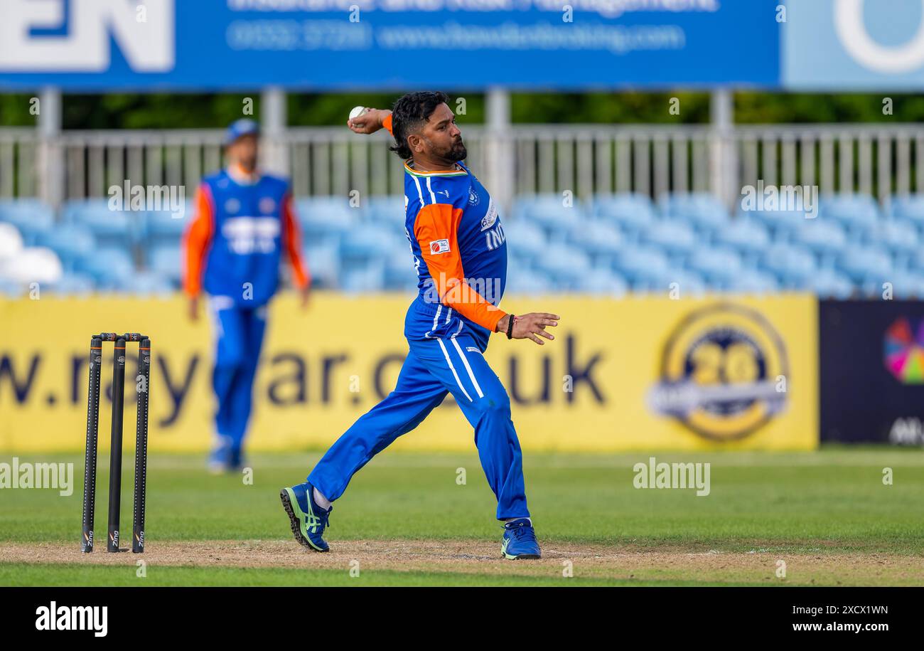 Captain Virender Singh bowling per l'India nell'England Deaf Cricket Summer Series. Foto Stock