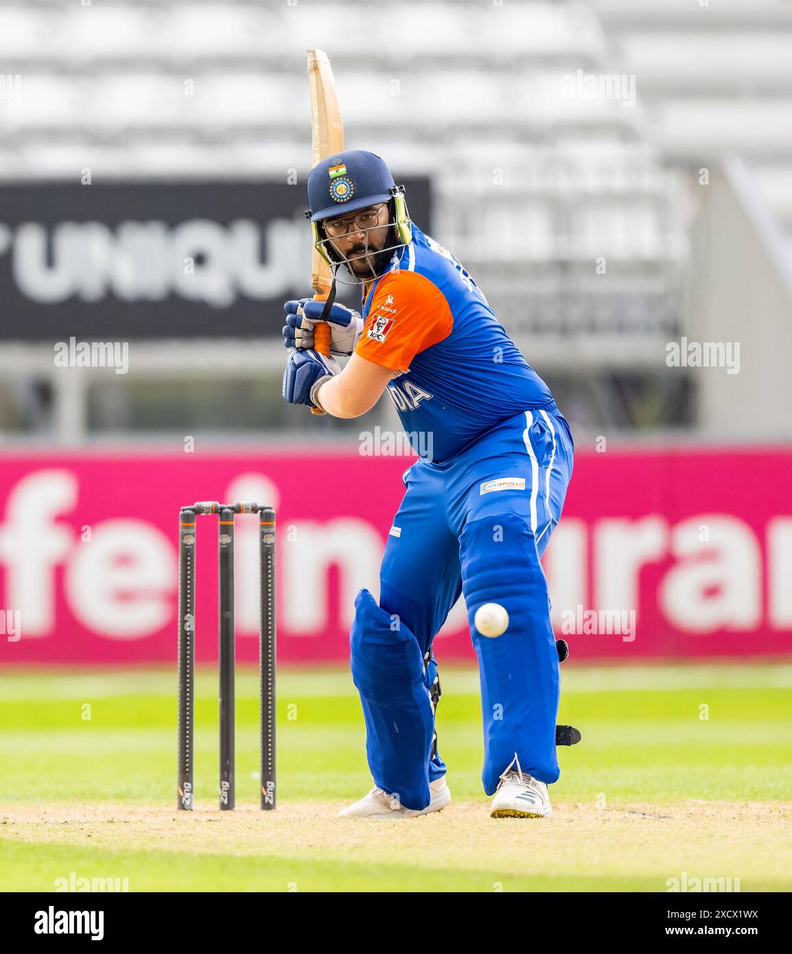 Sai Akash batte per l'India nella serie estiva England Deaf Cricket. Foto Stock