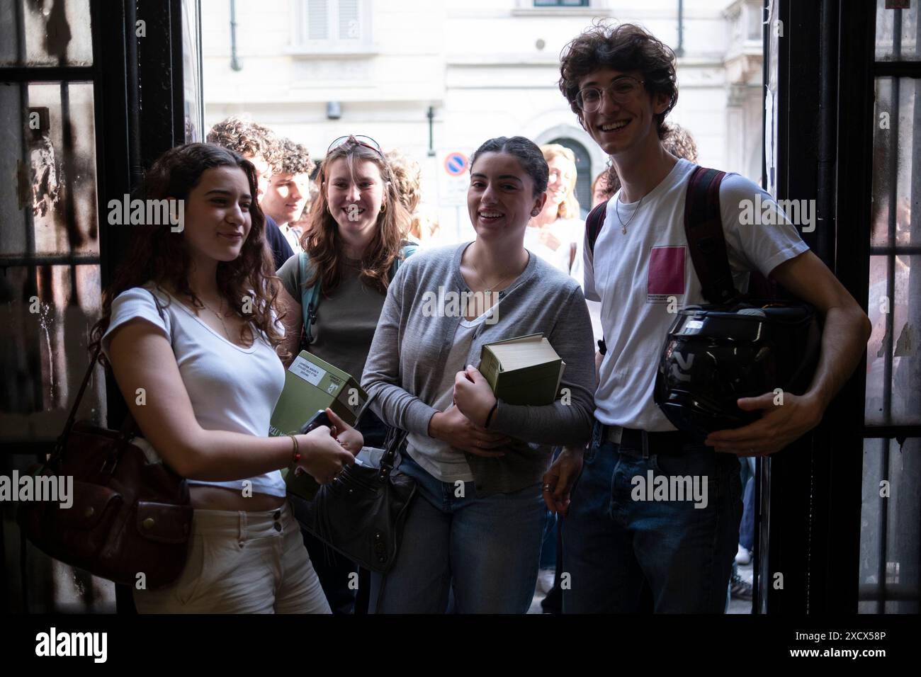 Milano, Italia. 19 giugno 2024. Liceo Parini. Ingresso primo giorno degli esami di maturità. Prova di italiano.- Cronaca - Milano, Italia - Mercoledì 19 giugno 2024 (foto Alessandro Cimma/Lapresse) Liceo Parini. Ingresso primo giorno degli esami maturità. Test Italiano - News - Milano, Italia - mercoledì 19 giugno 2024 (foto Alessandro Cimma/Lapresse) crediti: LaPresse/Alamy Live News Foto Stock