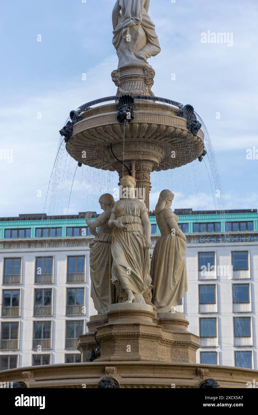 vienna, Austria - 12 maggio 2024: Fontana con statue di marmo femminili fuori dal complesso del palazzo barocco di Hofburg. Nessuna persona visibile Foto Stock