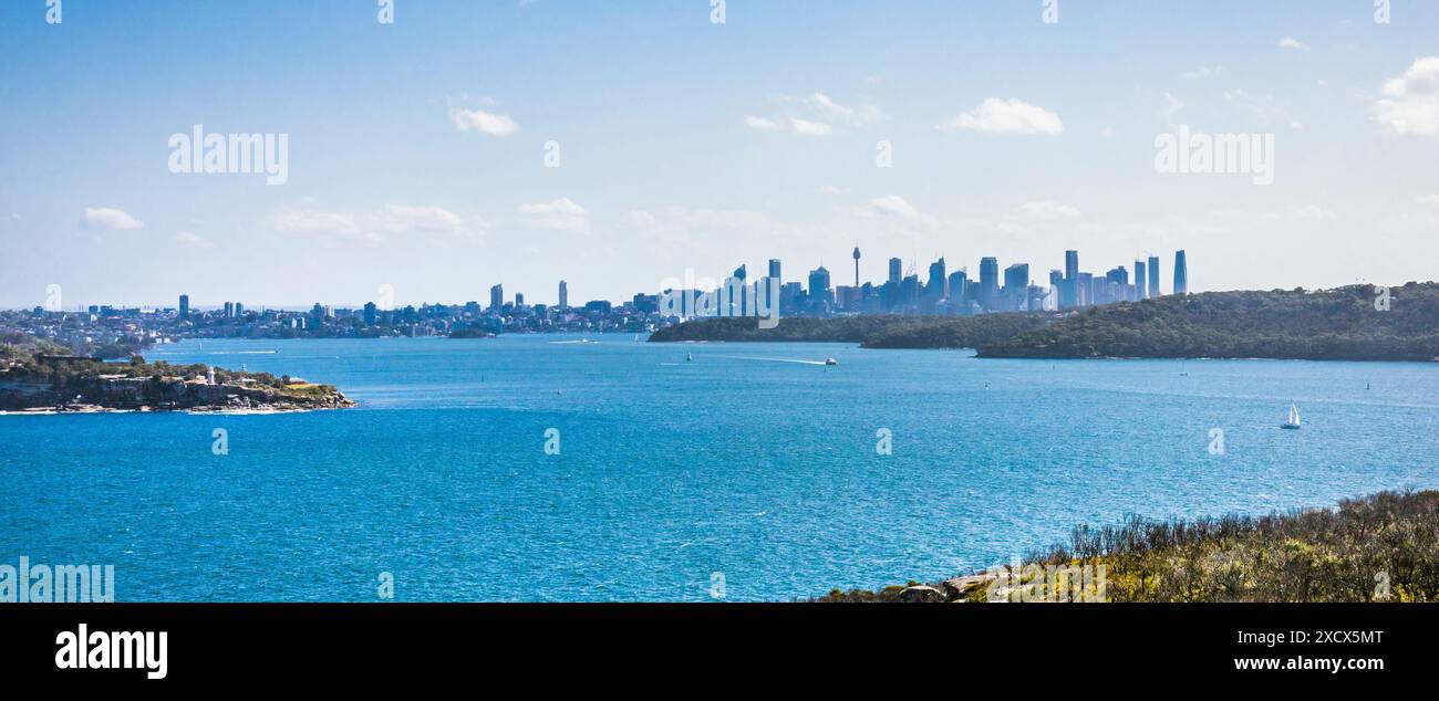 Vista del porto di Sydney da North Head verso South Head, con lo skyline della città di Sydney all'orizzonte, New South Wales, Australia Foto Stock