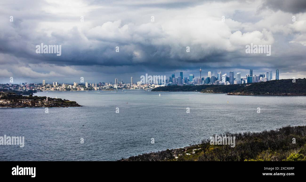 Vista del porto di Sydney da North Head verso South Head, con lo skyline della città di Sydney all'orizzonte, New South Wales, Australia Foto Stock