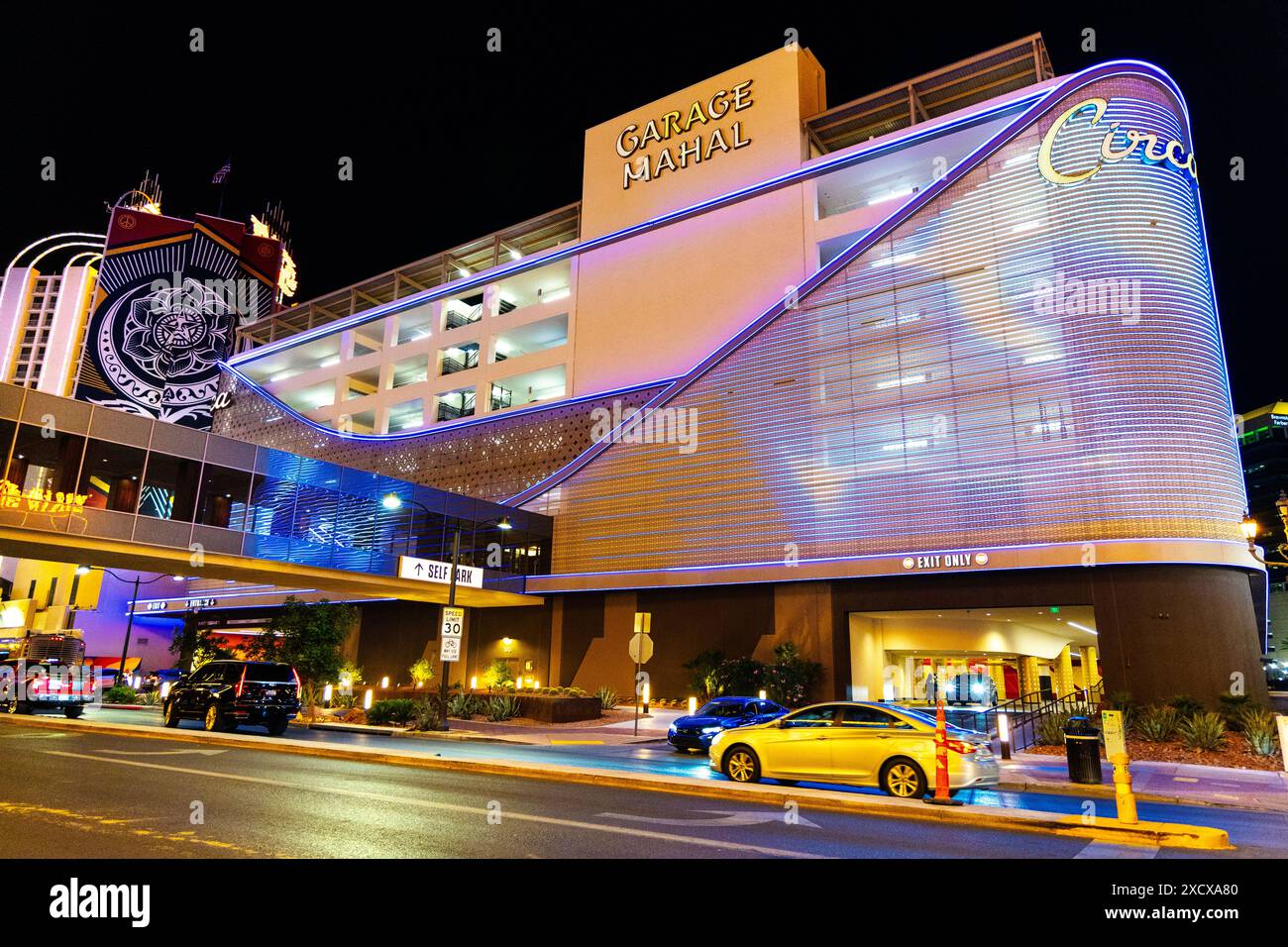 Esterno del parcheggio Garage Mahal presso circa Resort and Casino, Fremont Street Experience, Las Vegas, Nevada, Stati Uniti Foto Stock Esterno del parcheggio Garage Mahal presso circa Resort and Casino, Fremont Street Experience, Las Vegas, Nevada, Stati Uniti Foto Stock