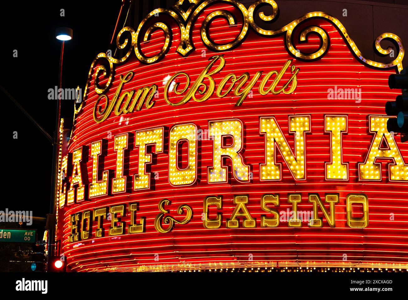 Insegna al neon e al tendone sulla facciata del California Hotel and Casino, Fremont Street Experience, Las Vegas, Nevada, Stati Uniti Foto Stock