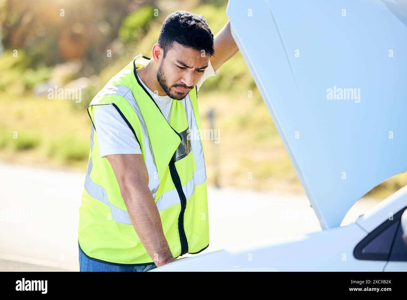 Uomo, auto e controllare il motore su strada, problema meccanico con il trasporto e marcia per la sicurezza. Persona maschile, auto e cofano motore per l'ispezione di manutenzione, olio Foto Stock